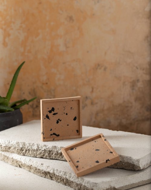 Τετράγωνο σουβέρ terracotta με μαύρο terrazzo